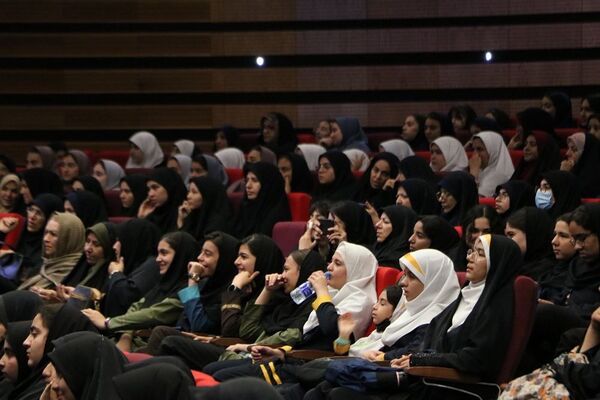 تقدیر از دانش‌آموزان برتر حوزه فرهنگی و هنری در آموزش و پرورش ناحیه یک شهرری