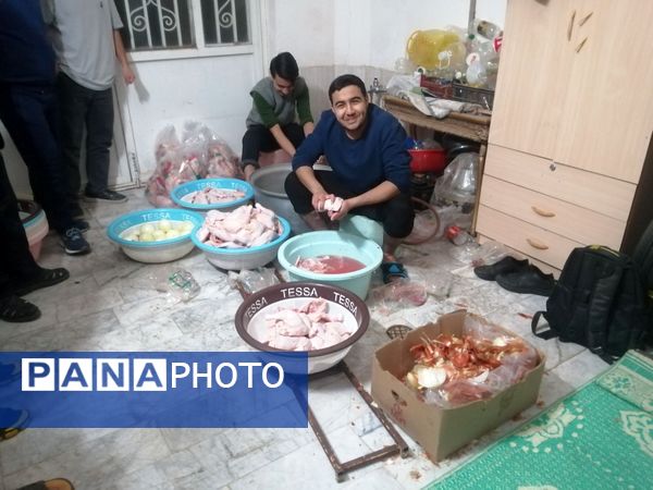 آماده‌سازی غذای افطاری با کمک دانش‌آموزان دبیرستان نمونه آیت‌الله خامنه‌ای 