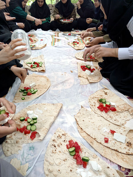 بازدید دانش‌آموزان جعفرآباد از کارگاه گلاب‌گیری روستای «بنابر»