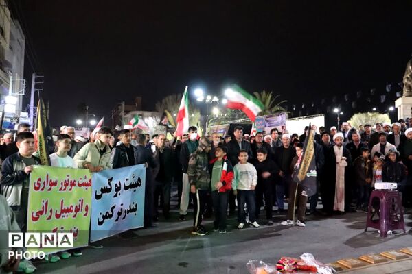 تجمع مردم انقلابی بندرترکمن در میدان مختومقلی