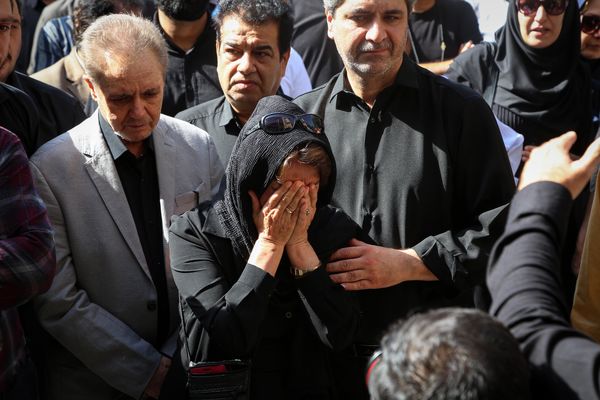  مراسم تشییع پیکر هوشنگ حریرچیان در  خانه هنرمندان اصفهان