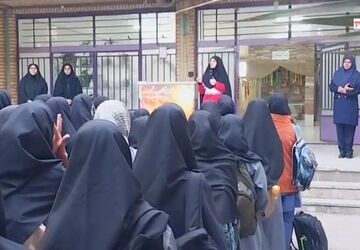 نواختن زنگ ایثار و مقاومت در آموزشگاه پروین اعتصامی دامغان