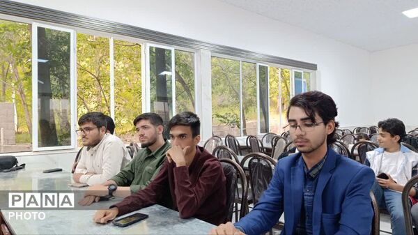 نشست مشاور وزیر آموزش‌ و پرورش با تشکل‌های دانش‌آموزی در یاسوج