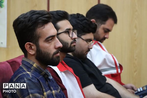 نشست صمیمانه مدیرعامل هلال‌احمر همدان با اعضای گروه رسانه «باور» 