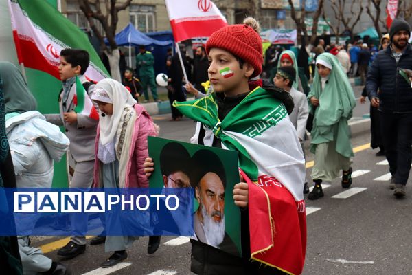 ٢٢ بهمن؛ روزى که دلها با قدم‌‌ها یکى میشود