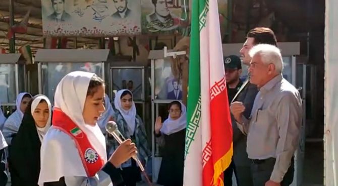 گلباران قبور مطهر شهدا توسط دانش آموزان پیشتاز شهر محلات 