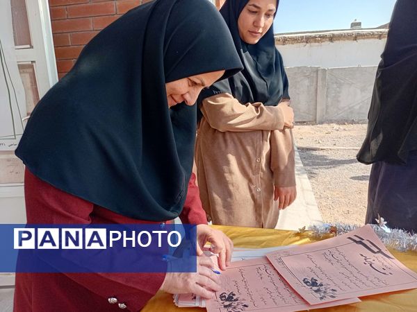 تقدیر از دانش آموزان منتخب هفته بهداشت روان در دبیرستان مادرمهربان خلیل آباد