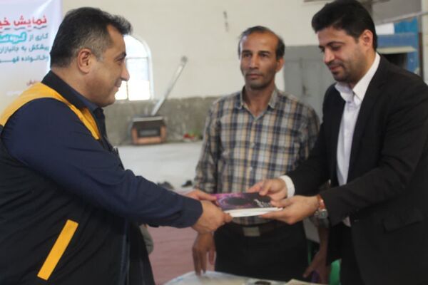 برپایی میز خدمت به مناسبت هفته دولت در گلوگاه 