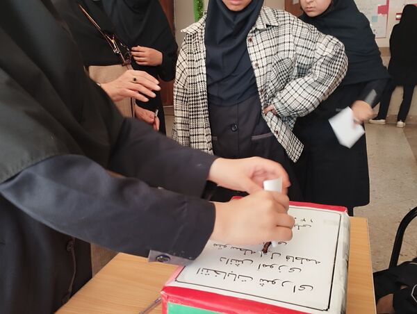 انتخابات شورای دانش‌آموزی در دبیرستان فاطمه آهنچی مشهد