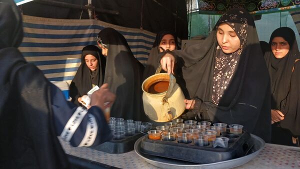 دانش‌آموزان با عشق در موکب امام حسین (ع) پذیرای زائران شدند