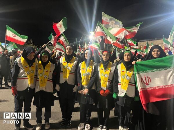 پیشتازان دانش‌آموز؛ روایت‌گران عشق به وطن و ولایت در آیین چهلم شهدای میناب