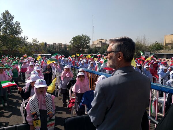 نواختن زنگ مقاومت و ایثار و اجرای پویش تکثیر سنوار در دبستان دخترانه شاهد تجلی منطقه 4 