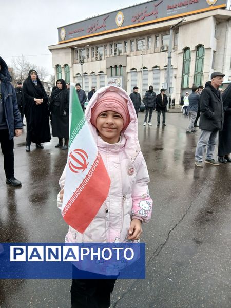 باران عشق وارادت به انقلاب همراه با باران‌ها ی نقره‌ای رشت