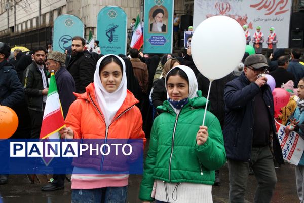 خلاقیت و نشاط دانش‌آموزی در غرفه‌های آموزش و پرورش در مسیر راهپیمایی ۲۲ بهمن