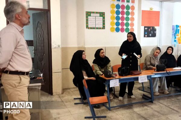 کارگاه مراقبت از نوجوانان در فضای مجازی در مدرسه محمدمهدی مهیا