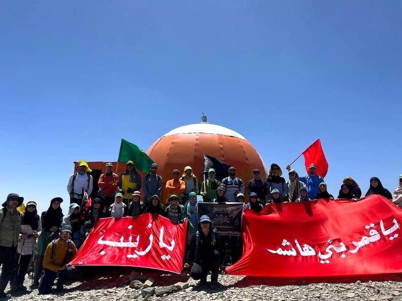 اهتزار پرچم حضرت سیدالشهدا (ع) بر فراز قله توچال