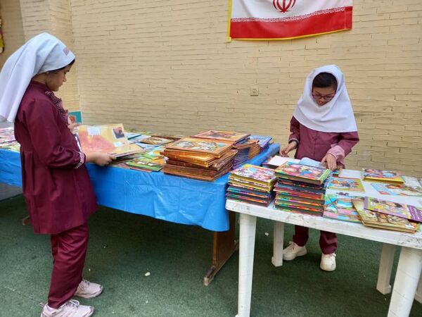 نمایشگاه کتاب در دبستان مریم بندرعباس