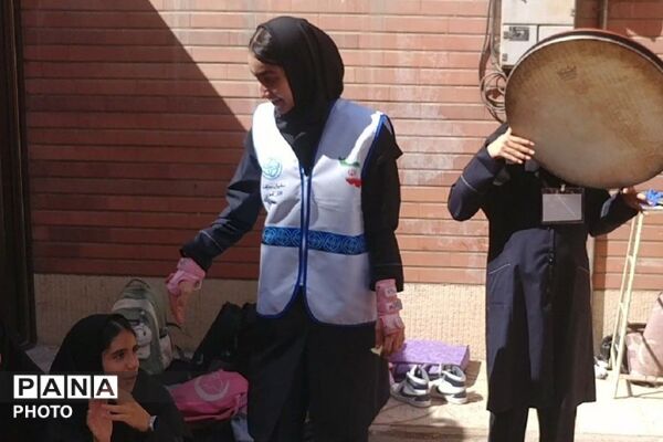 تپش زندگی در بین دانش‌آموزان دبیرستان عفت آهنگری 