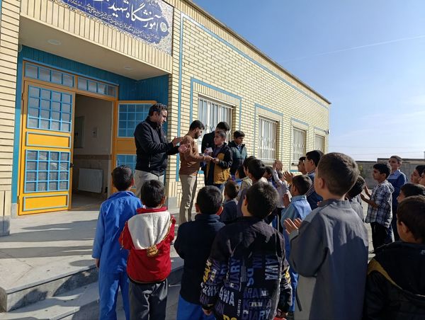 تجلیل از برگزیدگان مسابقات در مدرسه شهید غلامی خلیل آباد 