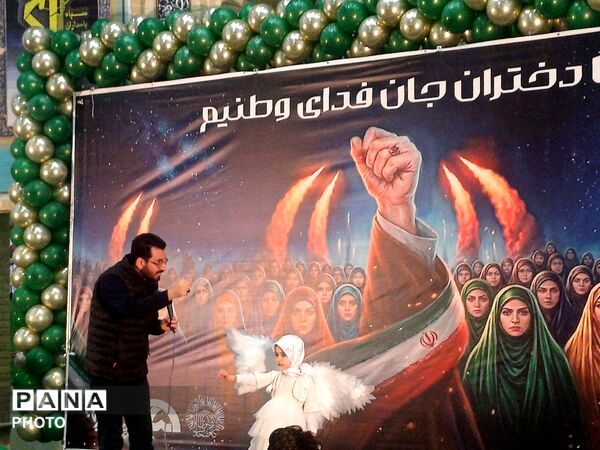 تجدید بیعت دختران وطن با آرمان‌های انقلاب در حسینیه امام