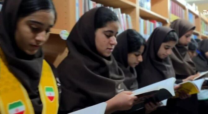 کتابخانه شهید بهشتی میزبان دانش‌آموزان حریری برازجان