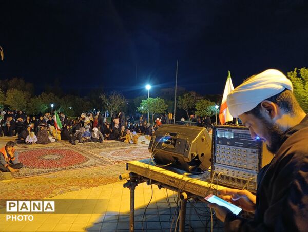 برپایی ایستگاه شبانه رفع اشکالات درسی در بوستان گلها قم