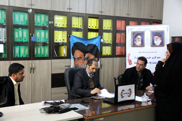 پاسخگویی رئیس اداره آموزش و پرورش شهرستان قدس پشت میز خدمت