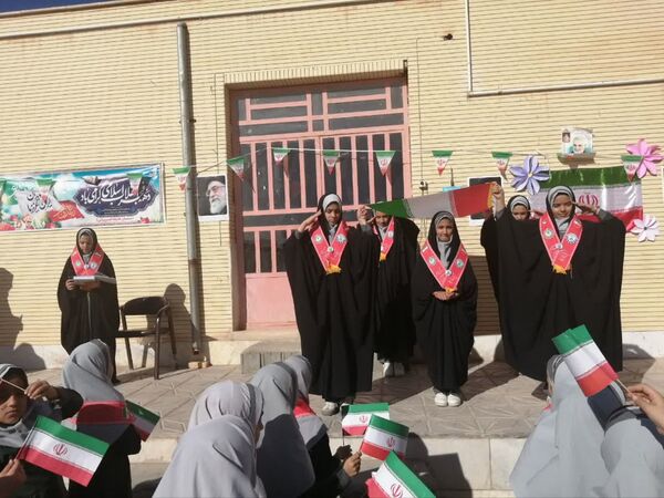 طنین زنگ انقلاب دردبستان خدیجه کبری ابرکوه  