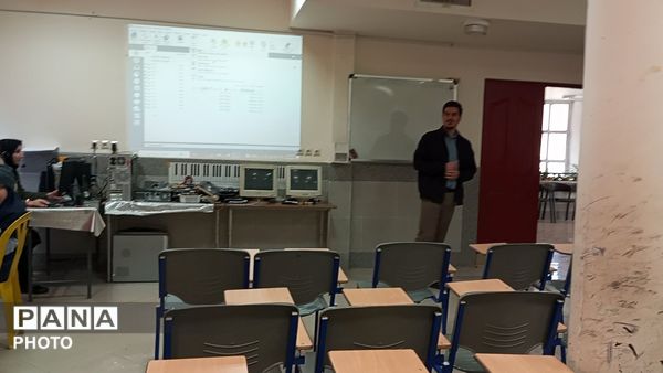 کلاس کامپیوتر ویژه دانش آموزان مدرسه ناهید نخودی 