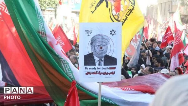 تجمع باشکوه مردم در مشهد؛ وداعی پرشور در آیین تشییع رهبر