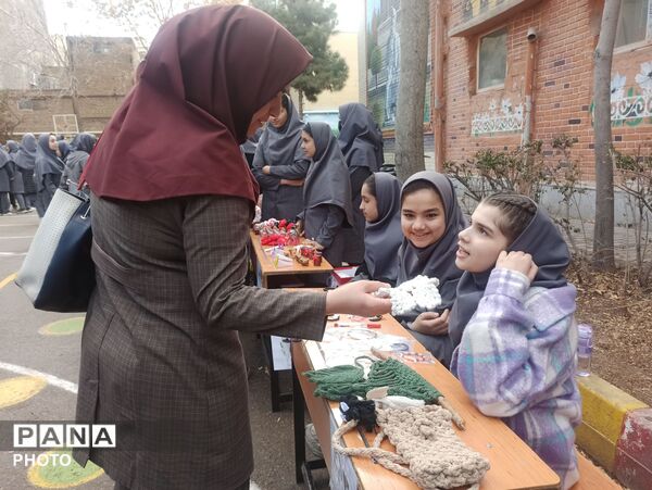 بازارچه کسب و کار دانش آموزی در دبیرستان دخترانه۱۳آبان 