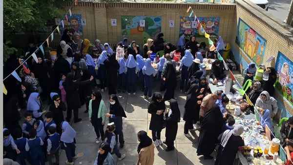برپایی بازارچه کسب و کار در دبستان غیردولتی مهرو ماه آشخانه 