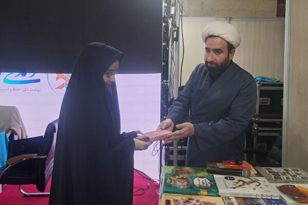 حضور دانش‌آموزان مدرسه طلیعه در نمایشگاه قرآن و عترت مجموعه ورزشی ایثار