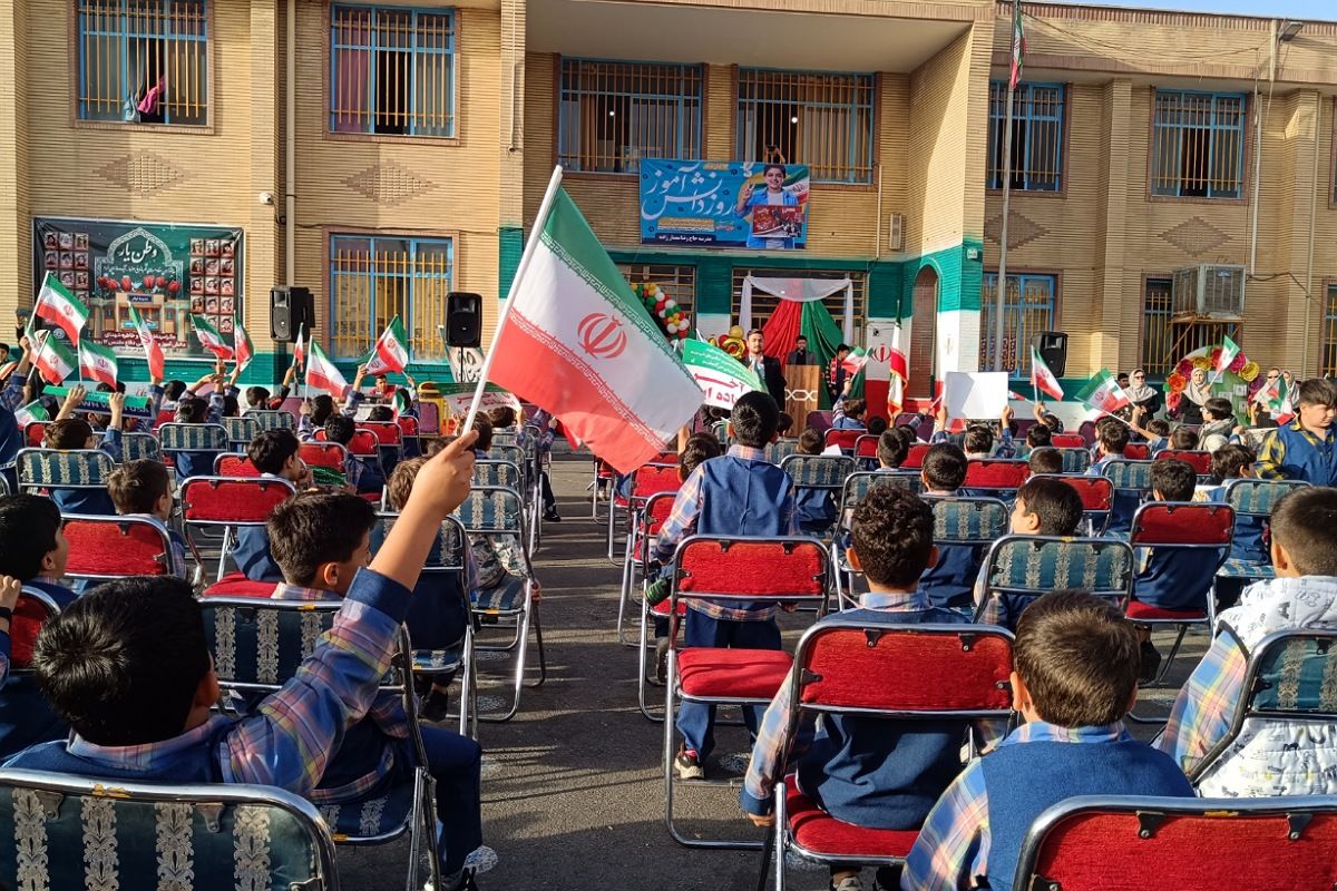 دانش‌آموزان دبستان معمارزاده در سیزده آبان