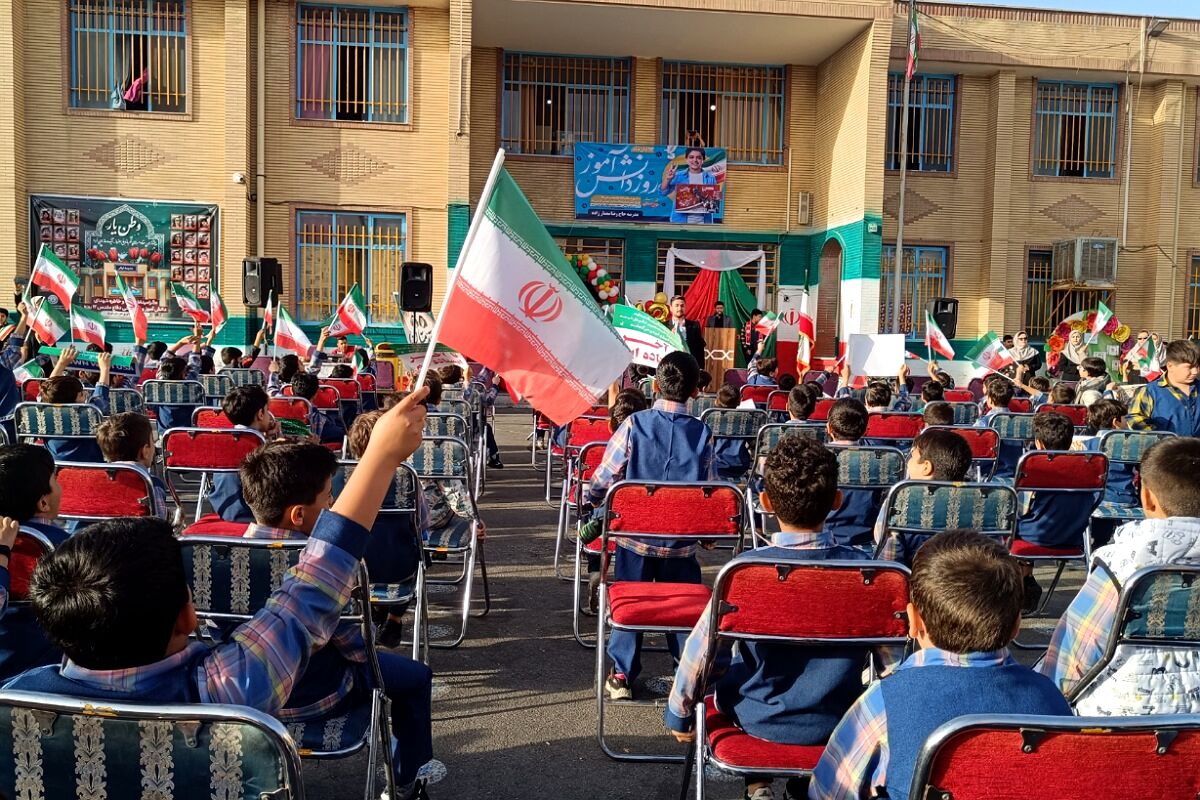 دانش‌آموزان دبستان معمارزاده در سیزده آبان