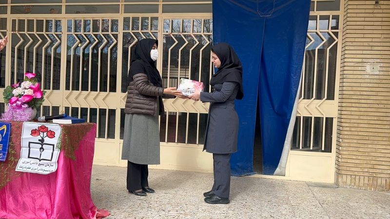 نواختن زنگ سپاس مربی در دبیرستان فاطمه الزهرا