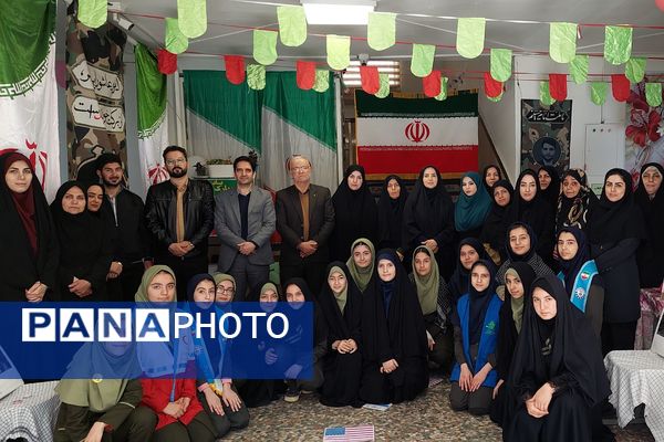 افتتاحیه نمایشگاه «مدرسه انقلاب» در مدرسه شهید شرافت بهارستان‌دو