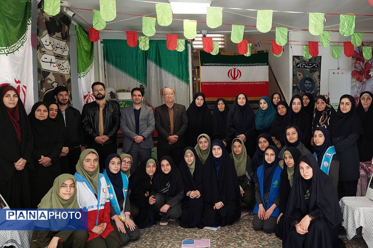 افتتاحیه نمایشگاه «مدرسه انقلاب» در مدرسه شهید شرافت بهارستان‌دو