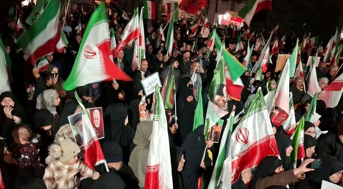 موج سی و پنجم خروش مردمی همراه با پرچم مقدس جمهوری اسلامی ایران 