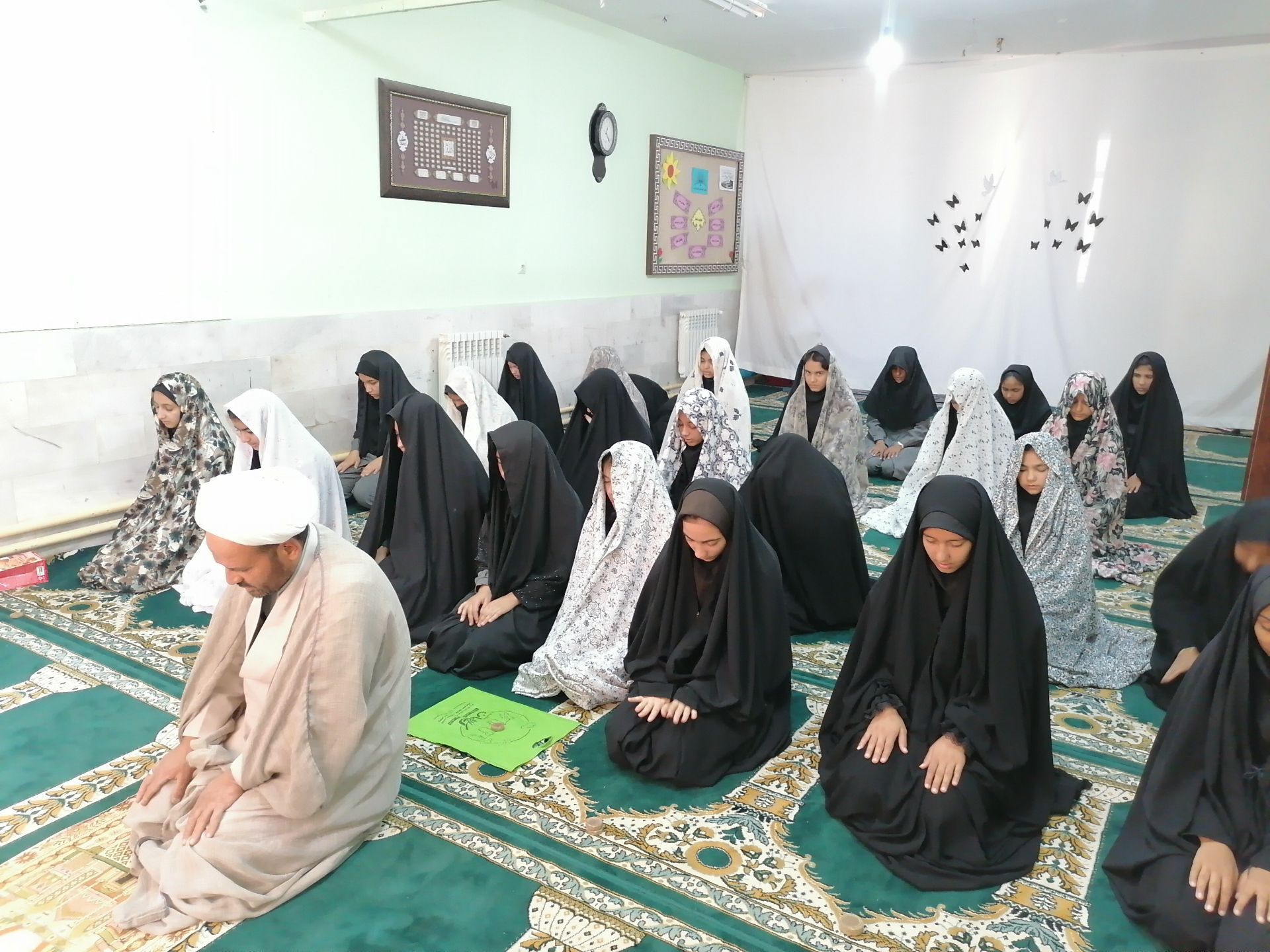 نمازجماعت دردبیرستان حاج مهدی روحانی ارغا