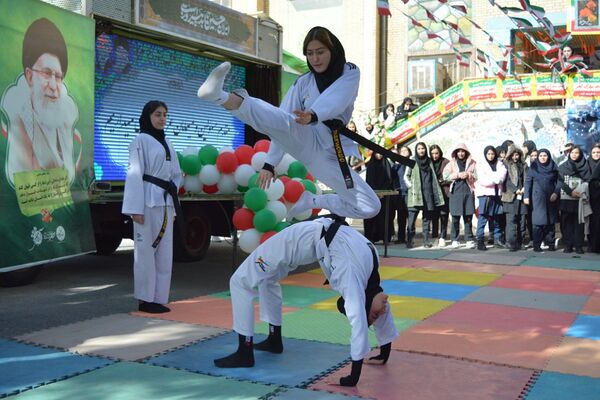 طنین زنگ انقلاب در بهارستان‌دو 