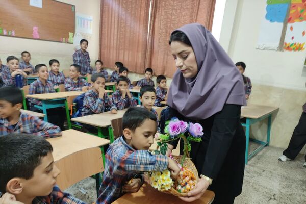  بزرگداشت روز دانش آموز در آموزشگاه معارف۶ شیراز 
