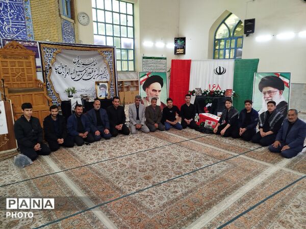 حضور دانش آموزان دبیرستان نمونه آیت الله خامنه ای در مراسم گرامیداشت رهبر معظم انقلاب اسلامی