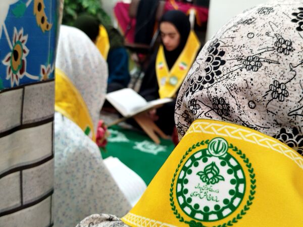 قاب‌های معنوی با شال‌های سازمانی بر سفره قرآن