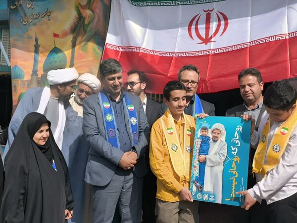 رونمایی از کتاب «روحانی که روحانی نیست» در دبیرستان باقریه