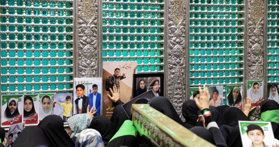 غبارروبی ضریح مطهر حضرت رضا (ع) با حضور خانواده شهدای میناب