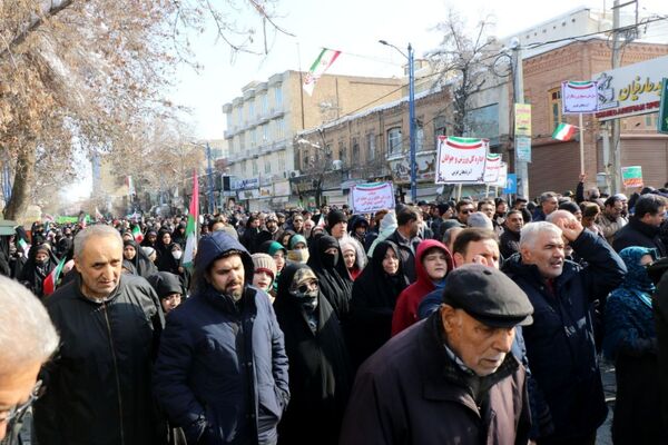 حضور گسترده کودکان و نوجوانان ارومیه‌ای در راهپیمایی ۲۲ بهمن