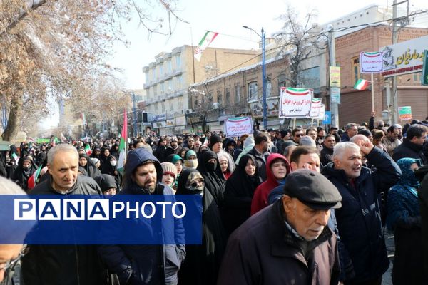 حضور گسترده کودکان و نوجوانان ارومیه‌ای در راهپیمایی ۲۲ بهمن