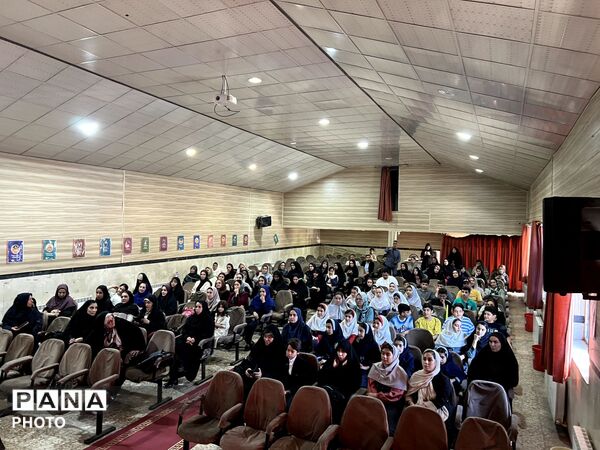 تجلیل از برگزیدگان تئاتر درسی و خبرنگاران پانا در ساوجبلاغ 