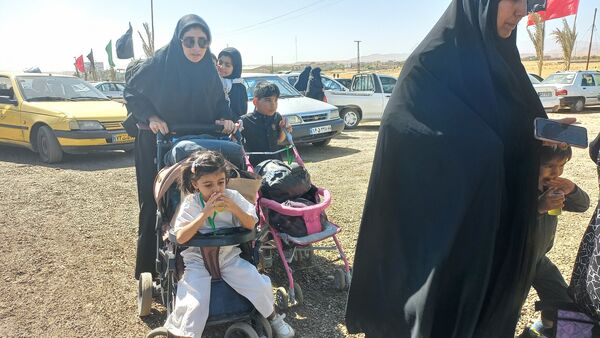 حضور زائران پیاده در جاده غدیر مشهد به نیشابور